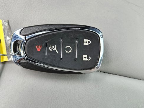 Used 2021 Chevrolet Traverse LT w/ LT Premium Package image 34