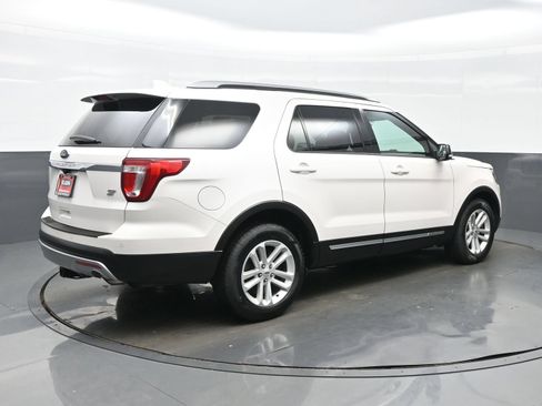 Used 2017 Ford Explorer XLT w/ Equipment Group 202A FWD image 6