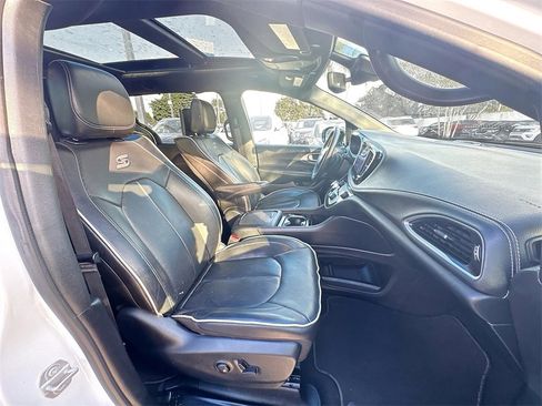 Used 2023 Chrysler Pacifica Limited w/ Uconnect Theater Family Group image 33