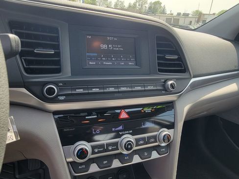 Used 2020 Hyundai Elantra SE w/ Winter Weather Package FWD image 25