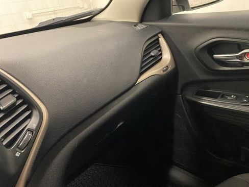 Used 2015 Jeep Cherokee Latitude w/ Cold Weather Group image 17