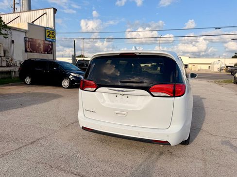 Used 2019 Chrysler Pacifica Touring Plus w/ Advanced Safetytec Group FWD image 9