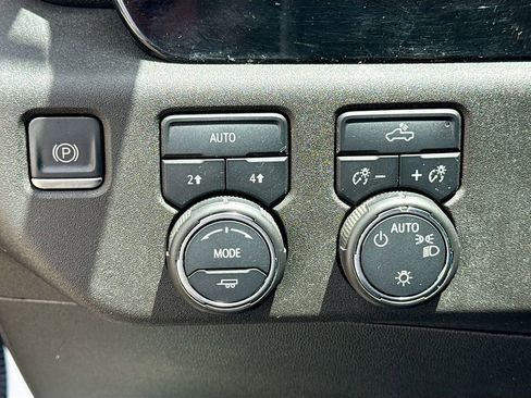 Used 2022 Chevrolet Silverado 1500 LT AWD/4WD image 11
