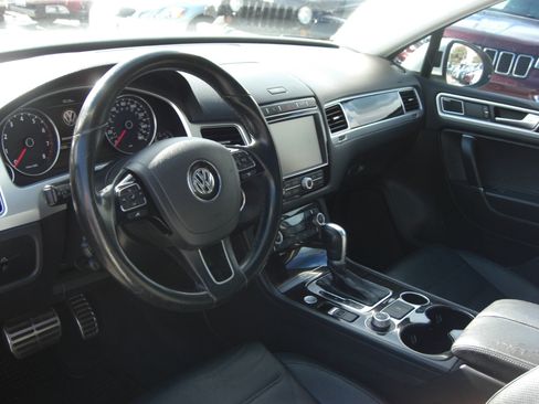 Used 2016 Volkswagen Touareg Executive image 6