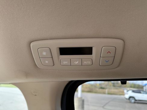 Used 2022 Kia Carnival EX image 20