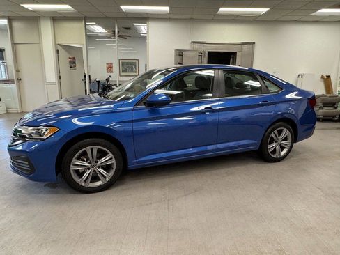 Used 2024 Volkswagen Jetta SE FWD image 2
