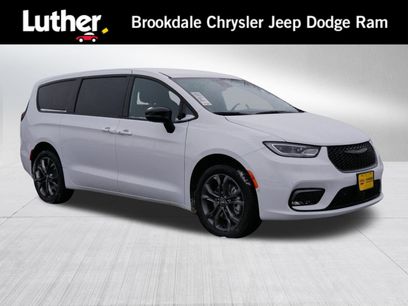 New 2026 Chrysler Pacifica Select