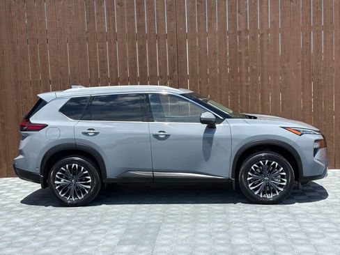 Used 2025 Nissan Rogue SL w/ Tech Package FWD image 14