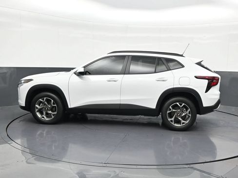 Used 2025 Chevrolet Trax LT FWD image 2