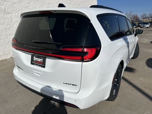 Used 2025 Chrysler Pacifica Limited image 6