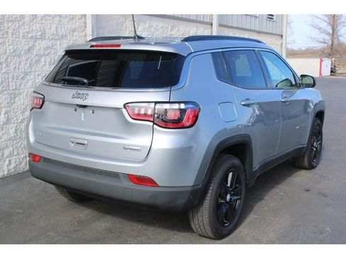 Used 2022 Jeep Compass Latitude image 3
