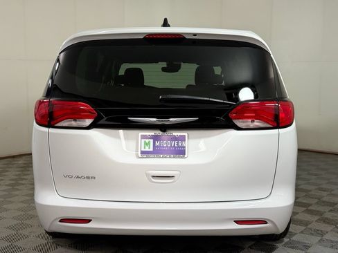 Used 2023 Chrysler Voyager LX FWD image 5