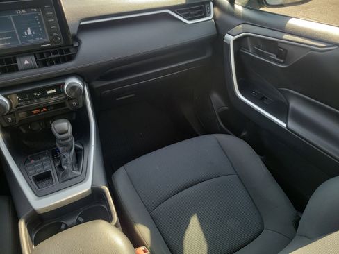 Used 2021 Toyota RAV4 LE image 14