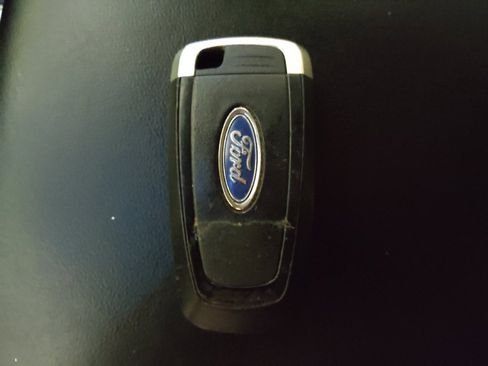 Used 2022 Ford Explorer XLT image 32