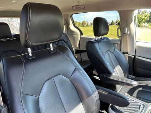Used 2023 Chrysler Pacifica Touring-L FWD image 39