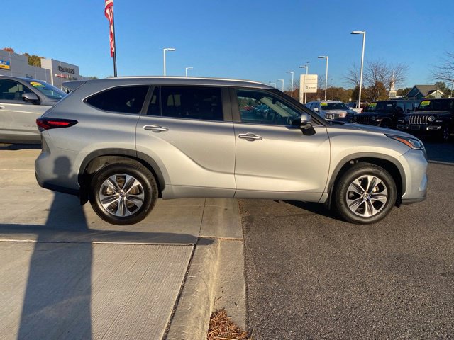 Used 2024 Toyota Highlander Limited AWD/4WD image 2
