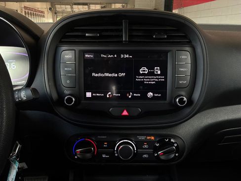 Used 2025 Kia Soul LX w/ LX Technology Package FWD image 24