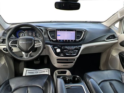 Used 2023 Chrysler Pacifica Touring-L FWD image 34