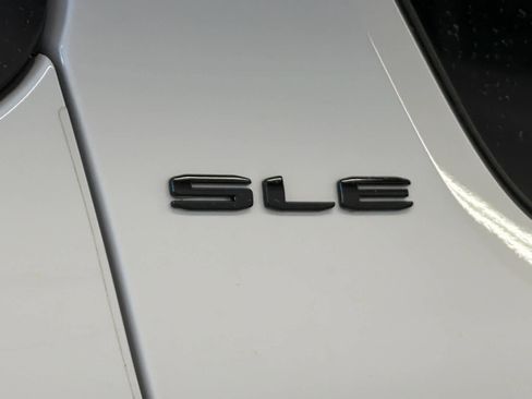 Used 2023 GMC Acadia SLE w/ Driver Convenience Package image 13