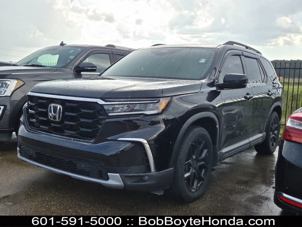Used 2025 Honda Pilot Touring image 1