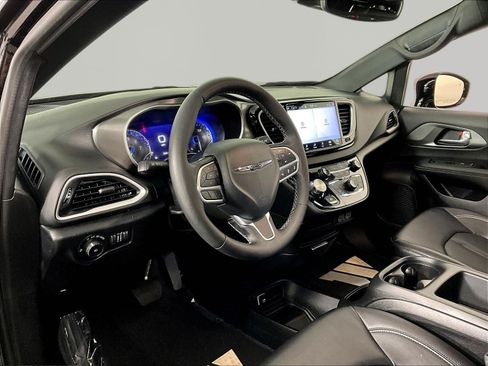 Used 2025 Chrysler Pacifica Select FWD image 17