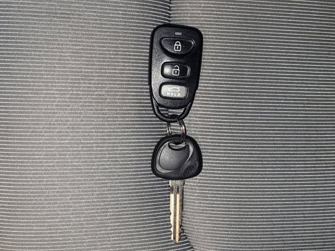 Used 2017 Hyundai Elantra SE w/ Cargo Package image 32