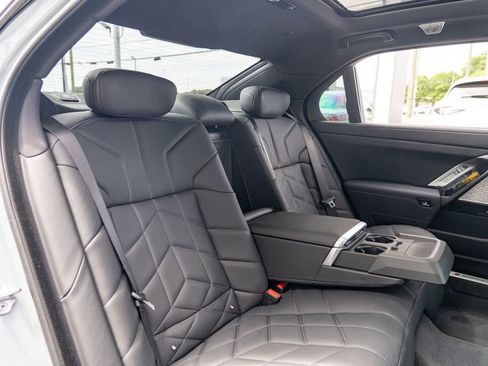 Used 2025 BMW 760i xDrive w/ Executive Package AWD/4WD image 18