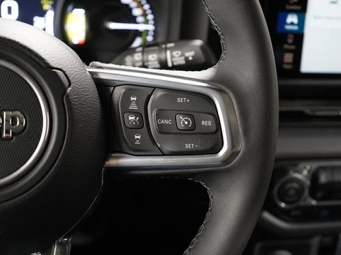 Used 2025 Jeep Wrangler Unlimited Sahara w/ Safety Group AWD/4WD image 15