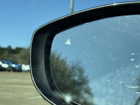 Used 2017 Chrysler Pacifica Touring-L image 18