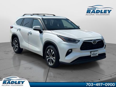 Used 2021 Toyota Highlander XLE AWD/4WD image 1