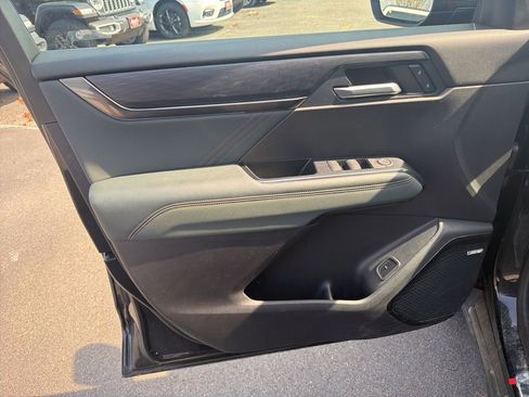 Used 2024 GMC Acadia AT4 w/ Luxury Package image 17