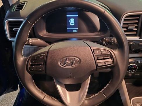 Used 2023 Hyundai Venue SEL image 9