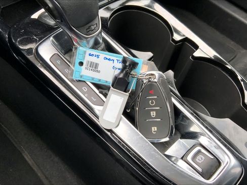 Used 2025 Chevrolet Trax LT FWD image 13