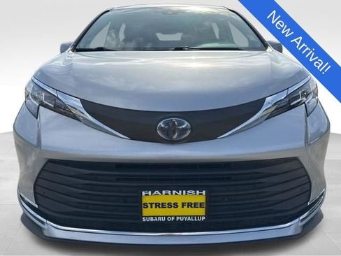 Used 2021 Toyota Sienna XLE FWD image 2