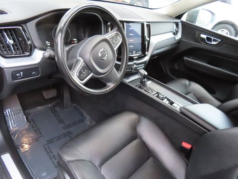 Used 2019 Volvo XC60 T6 Momentum w/ Premium Package image 7