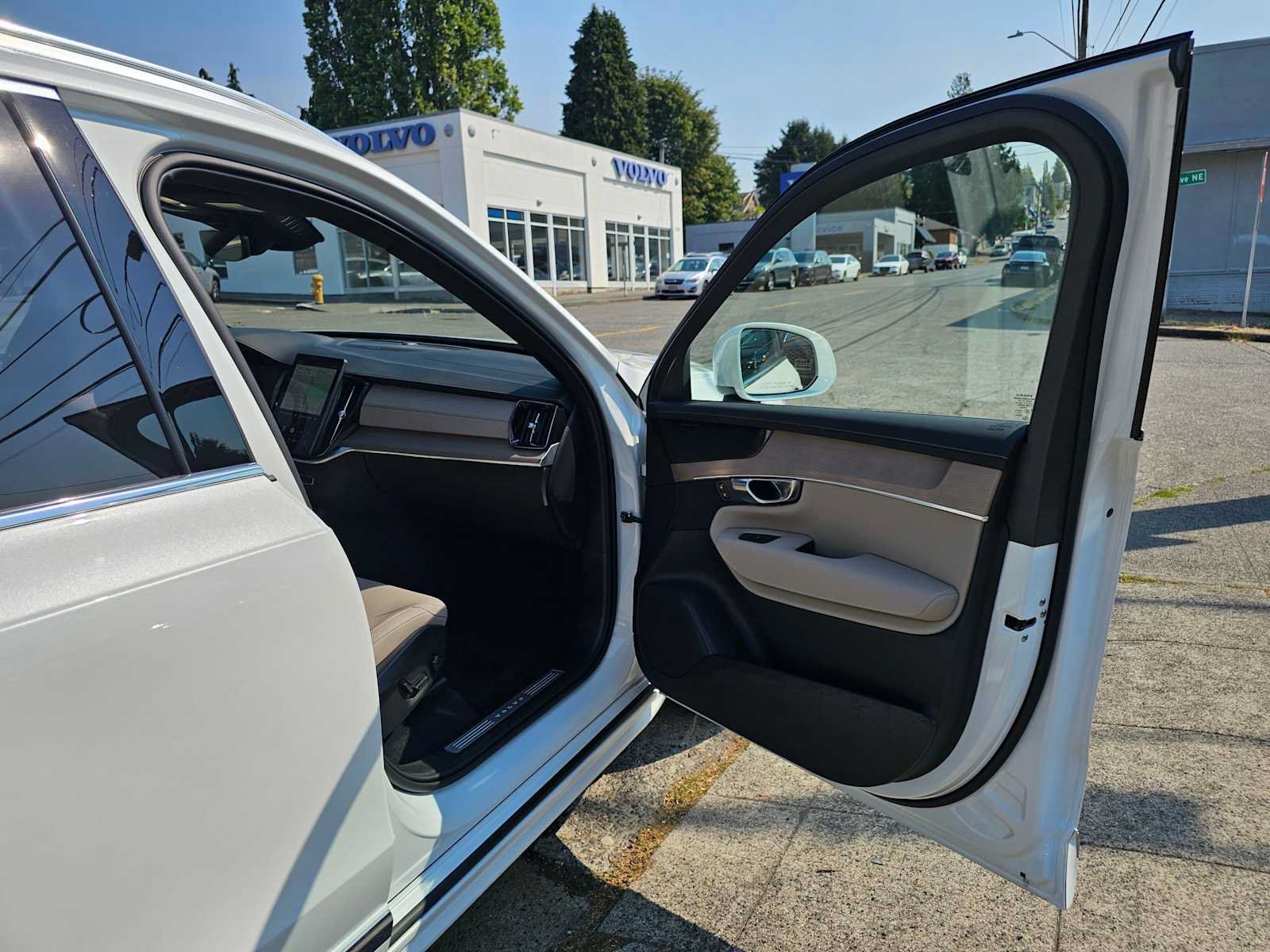 Used 2026 Volvo XC90 B6 Plus w/ Protection Package Premier AWD/4WD image 10