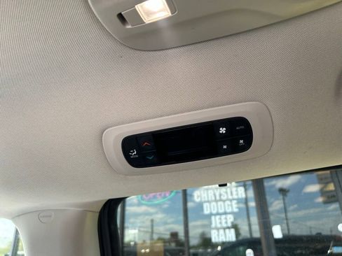Used 2023 Chrysler Pacifica Touring-L FWD image 13
