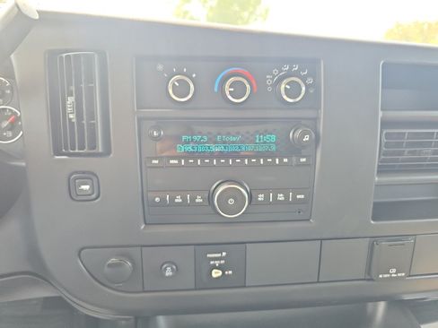 Used 2015 Chevrolet Express 2500 RWD image 24