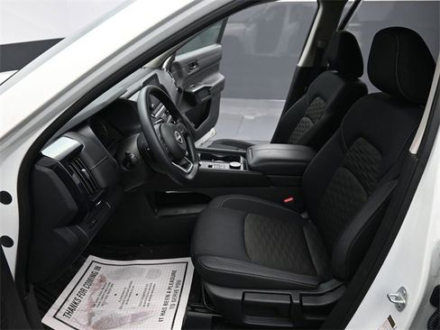 Used 2024 Nissan Pathfinder S image 12