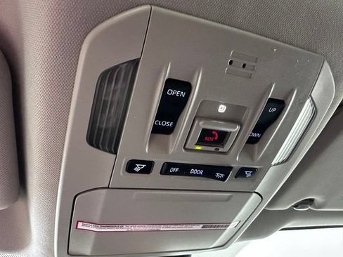 Used 2023 Toyota Highlander XLE AWD/4WD image 34