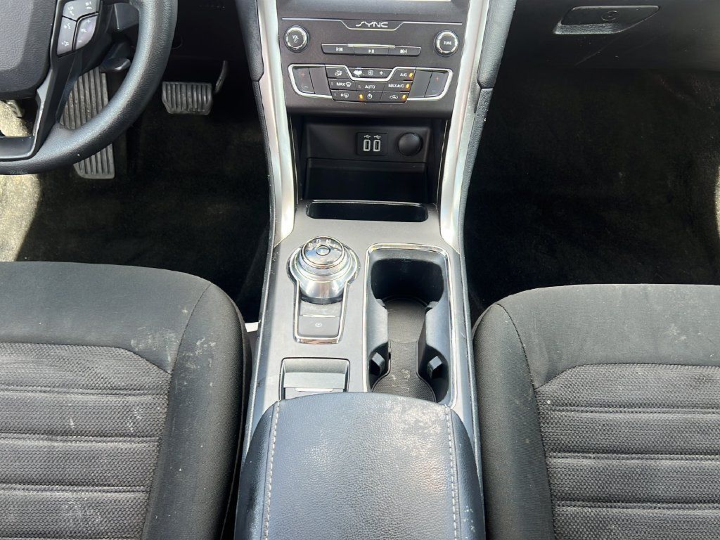 Used 2019 Ford Fusion SE FWD image 14