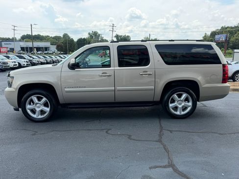Used 2008 Chevrolet Suburban LT w/ LT Preferred Equipment Group RWD image 4
