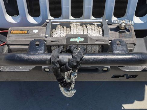 Used 2017 Jeep Wrangler Unlimited Sahara w/ Connectivity Group AWD/4WD image 8