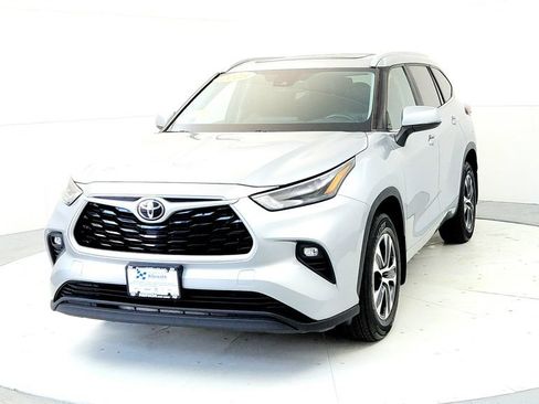 Used 2023 Toyota Highlander XLE AWD/4WD image 2
