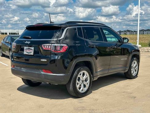 Used 2025 Jeep Compass Latitude AWD/4WD image 3