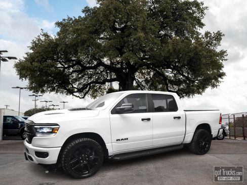 Used 2023 RAM 1500 Laramie AWD/4WD image 1