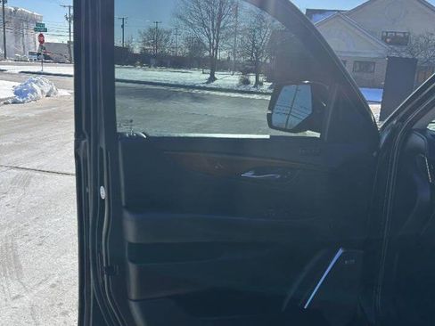 Used 2018 Cadillac Escalade Premium Luxury image 39