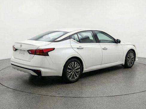 Used 2025 Nissan Altima 2.5 SV image 9