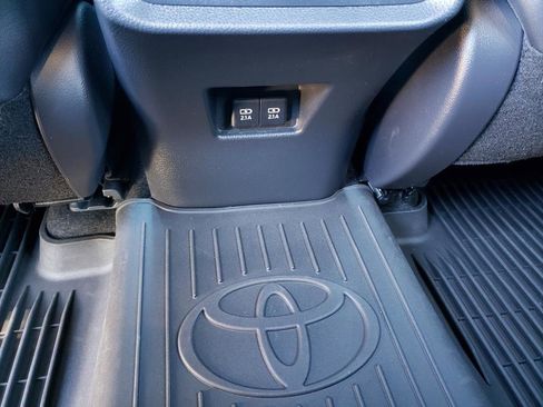 Used 2021 Toyota Venza Limited image 24