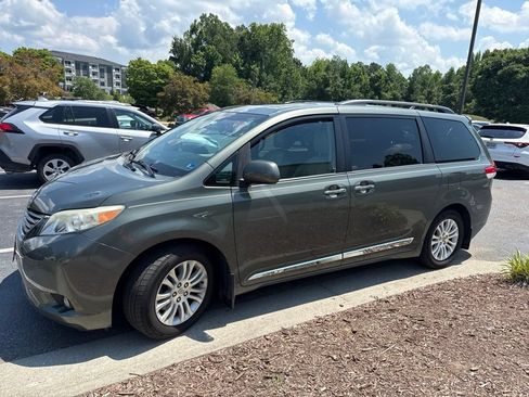 Used 2011 Toyota Sienna XLE w/ Premium Pkg FWD image 4